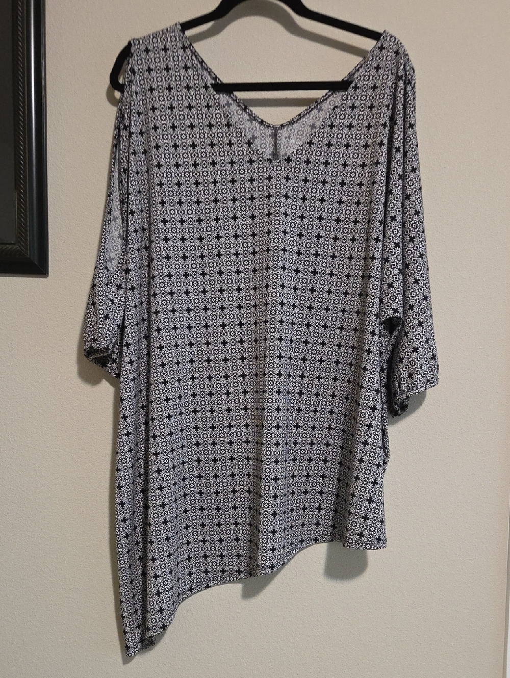 Lane Bryant Black and White Printed Asymmetrical Tunic Top